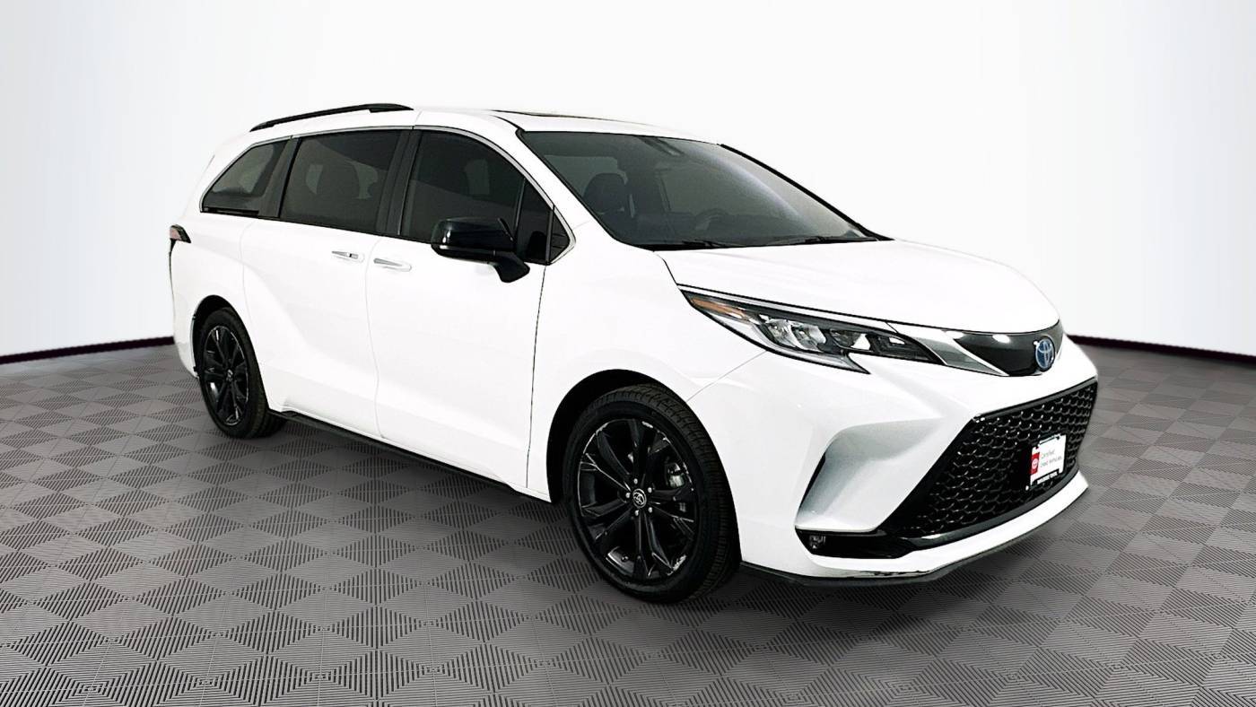 2022 Toyota Sienna XSE — Minivan — 10,062 mi — Maplewood, MN