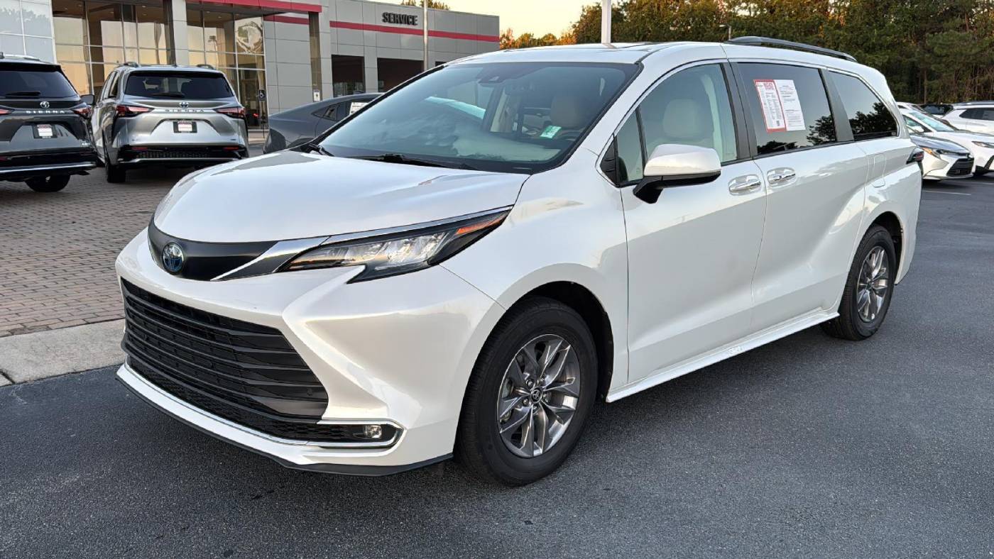 2023 Toyota Sienna XLE — Minivan — 26,273 mi — Macon, GA