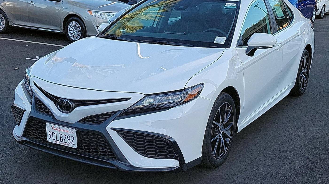 2022 Toyota Camry SE — Sedan — 16,807 mi — Burbank, CA