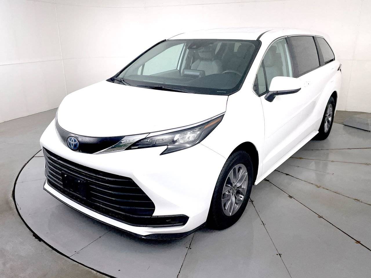 2024 Toyota Sienna LE — Minivan — 29,144 mi — Hampstead, MD
