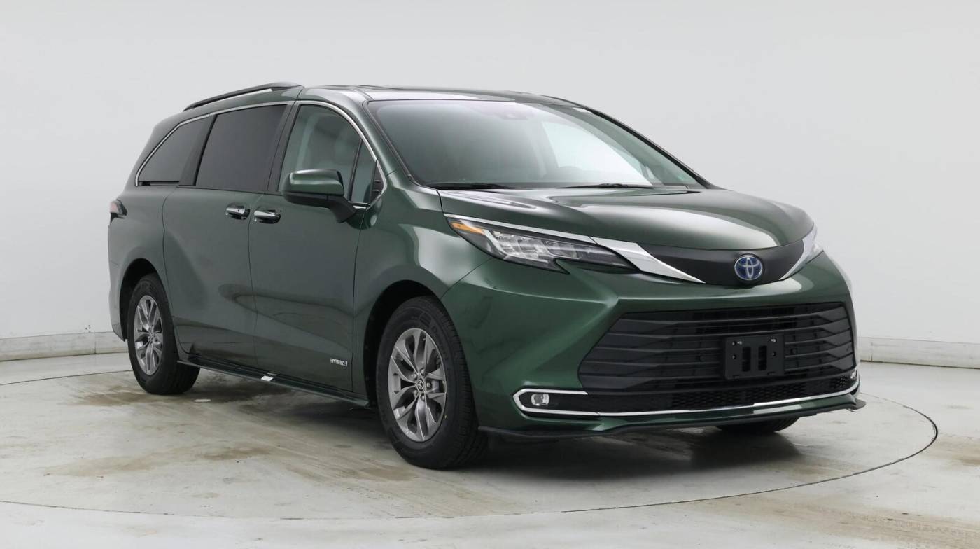 2021 Toyota Sienna XLE — Minivan — 31,057 mi — Sterling, VA