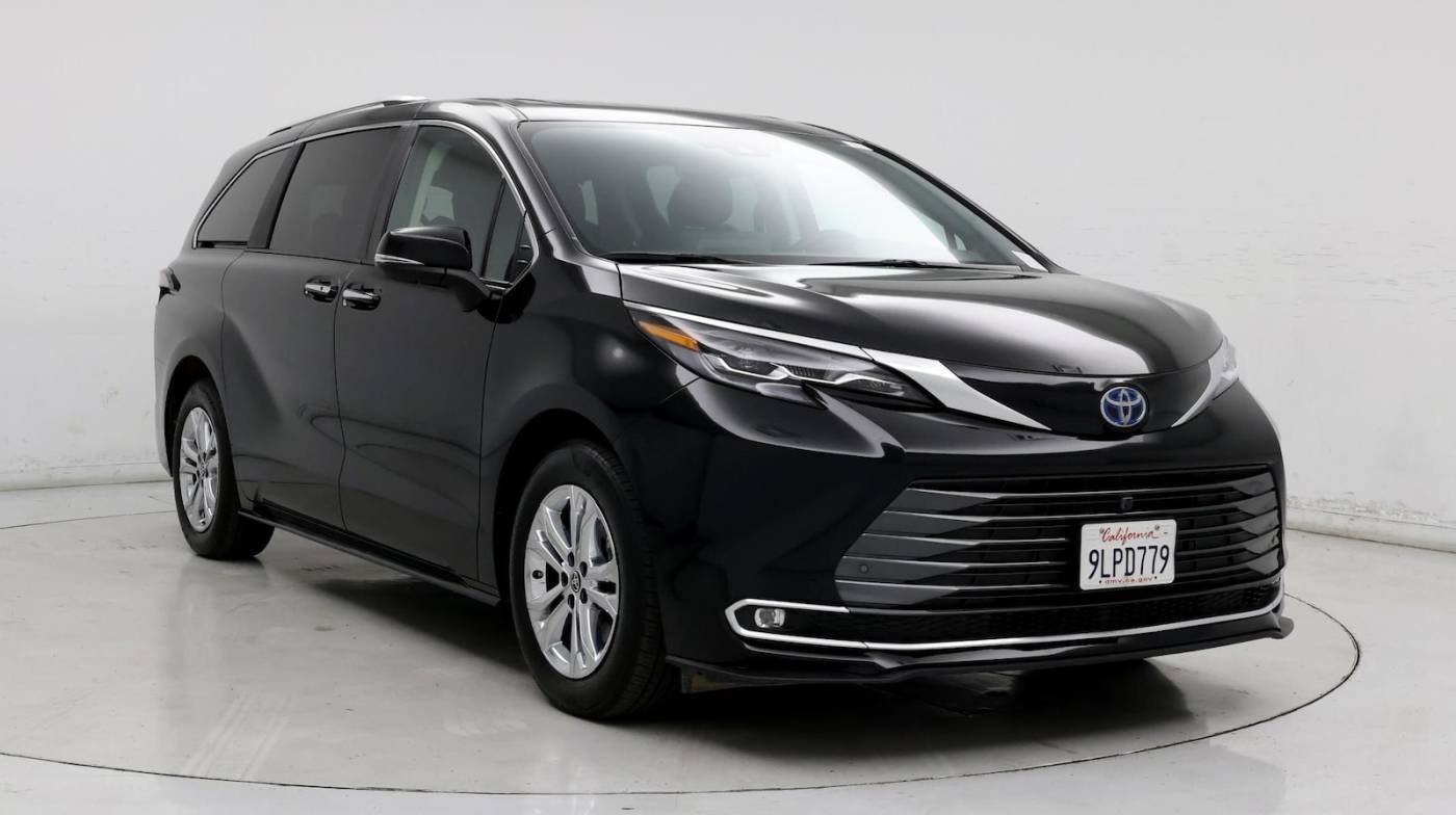 2024 Toyota Sienna Platinum — Minivan — 10,068 mi — Fresno, CA
