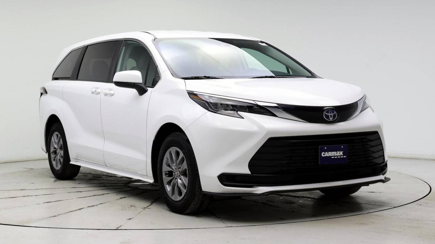 2024 Toyota Sienna LE — Minivan — 27,328 mi — Kenosha, WI