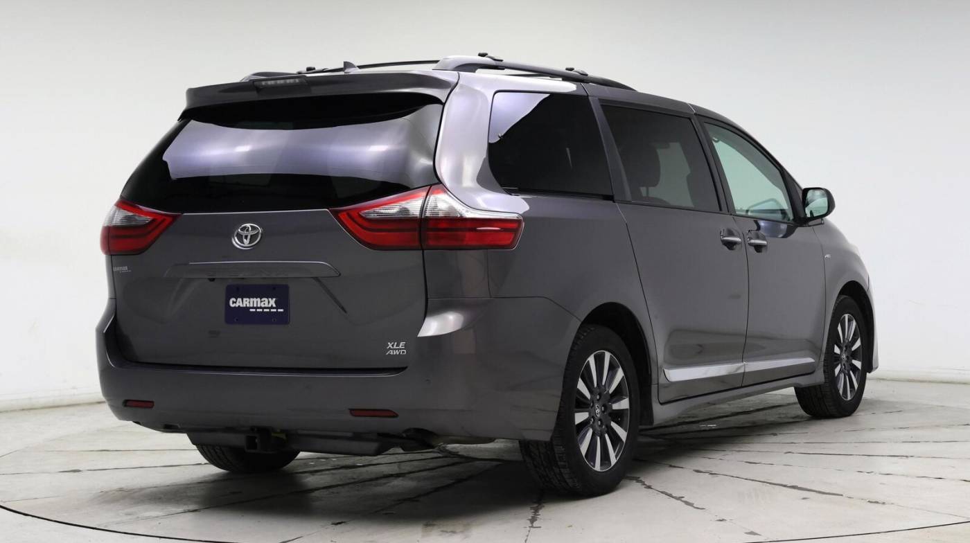 2020 Toyota Sienna XLE — Minivan — 53,623 mi — Kenosha, WI