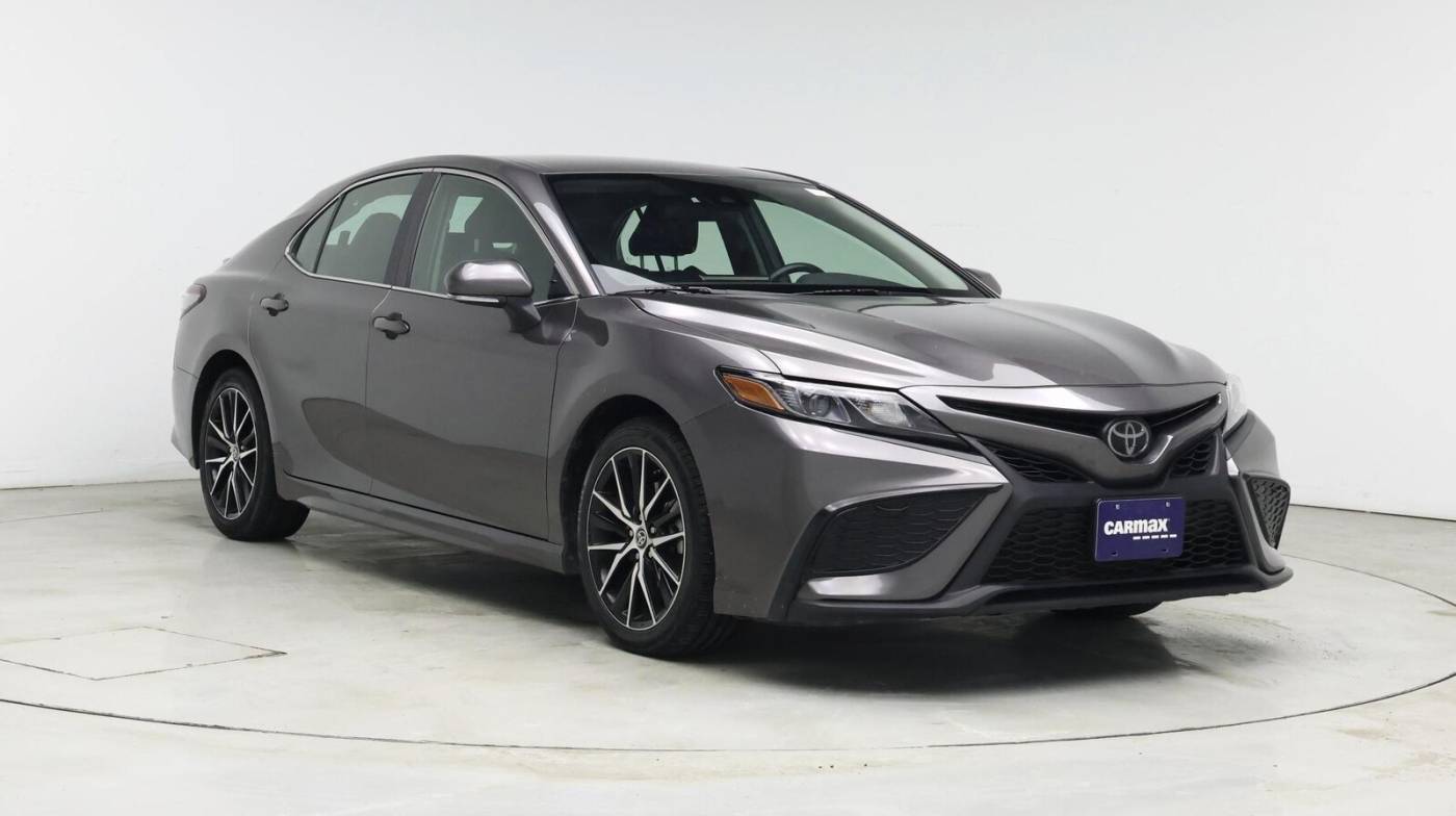 2022 Toyota Camry SE — Sedan — 57,551 mi — Naperville, IL