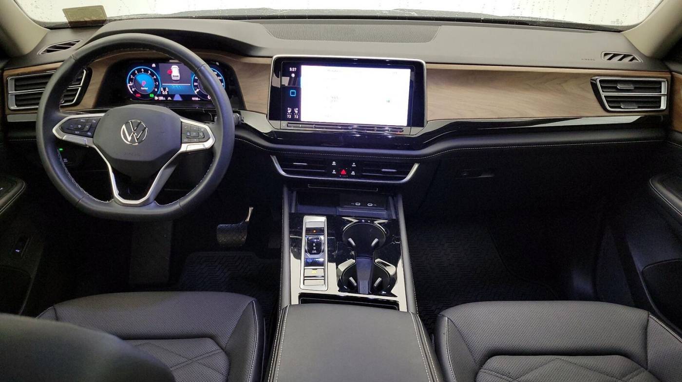 2024 Volkswagen Atlas SE with Technology — SUV — 9,745 mi — Ontario, CA