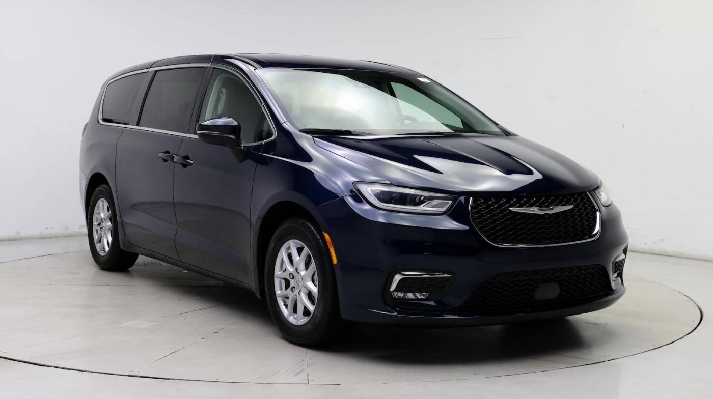 2023 Chrysler Pacifica Touring L — Minivan — 5,671 mi — Orlando, FL