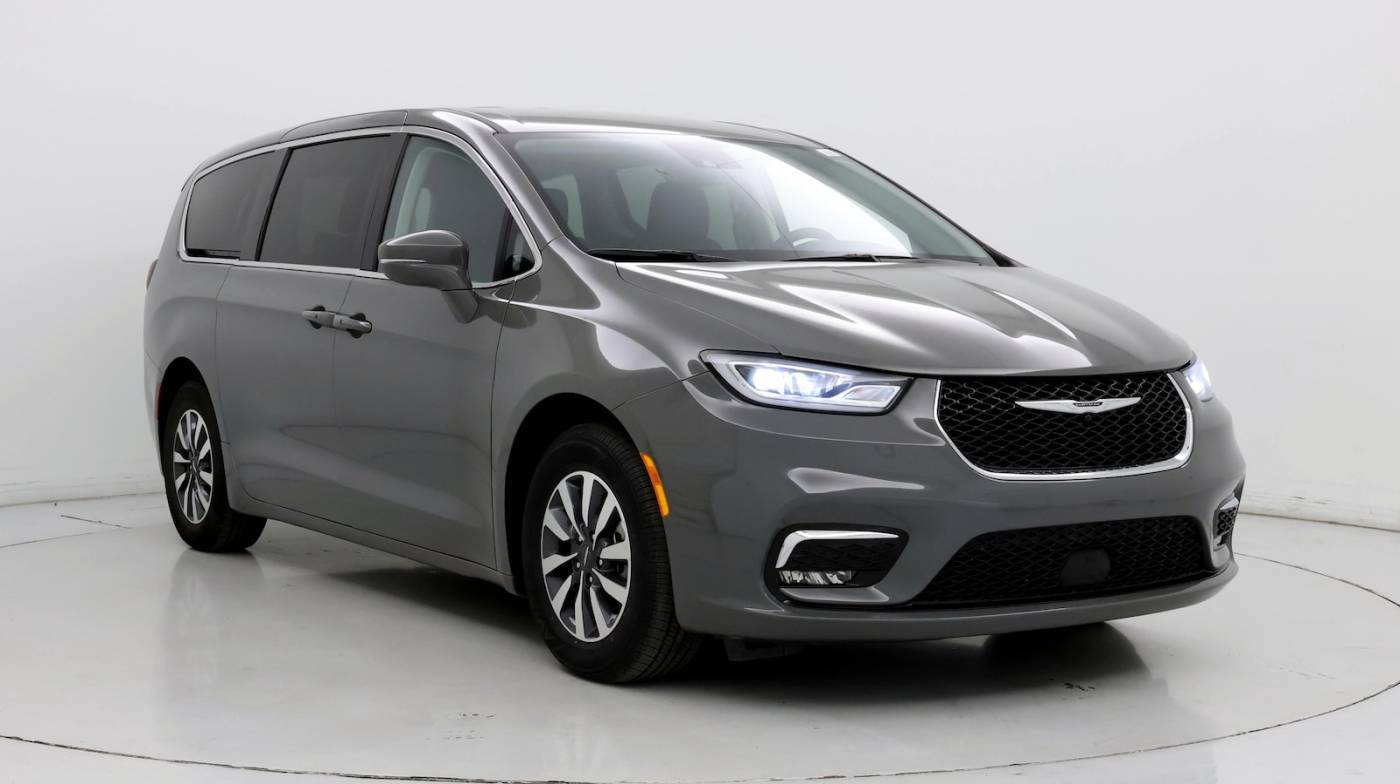2022 Chrysler Pacifica Hybrid Touring L — Minivan — 28,858 mi — Schaumburg, IL