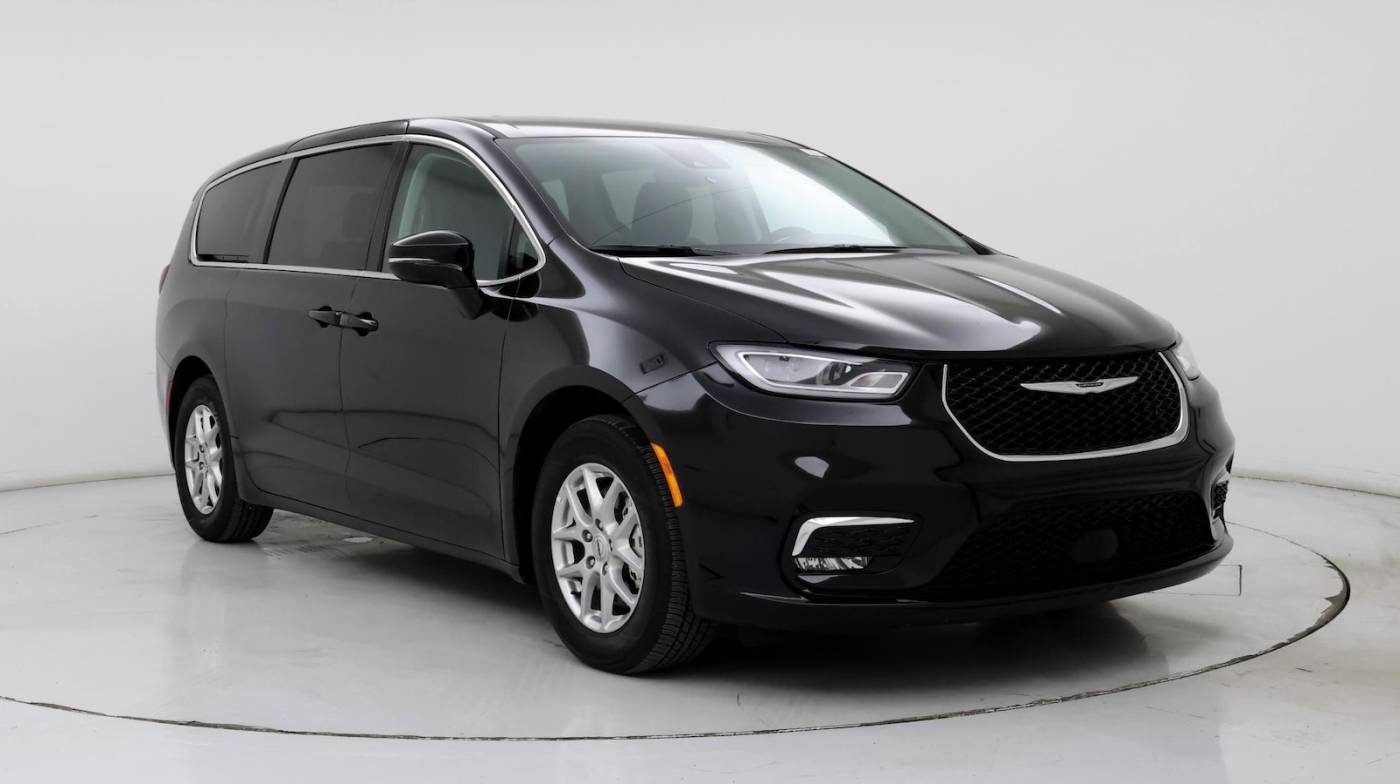 2024 Chrysler Pacifica Touring L — Minivan — 15,690 mi — Wichita, KS