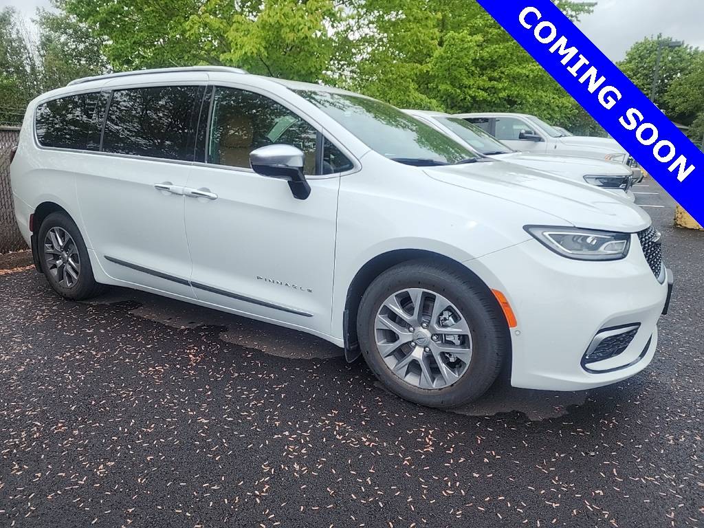 2023 Chrysler Pacifica Hybrid Pinnacle — Minivan — 5,576 mi — Newberg, OR
