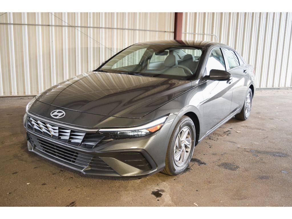 2025 Hyundai Elantra SE — Sedan — 41 mi — Manhattan, KS