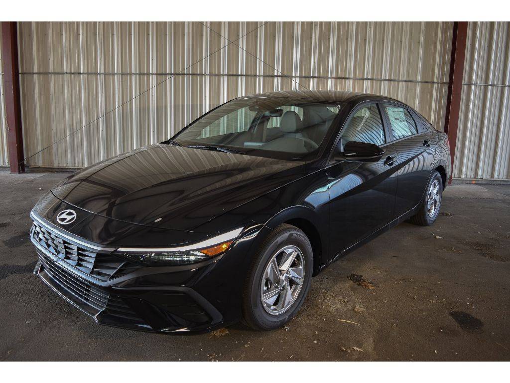 2025 Hyundai Elantra SE — Sedan — 63 mi — Manhattan, KS