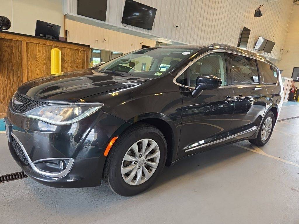 2019 Chrysler Pacifica Touring L — Minivan — 104,586 mi — Manhattan, KS