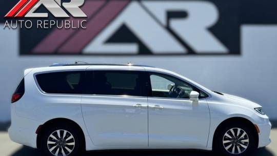 2021 Chrysler Pacifica Hybrid Touring L — Minivan — 57,619 mi — Fullerton, CA
