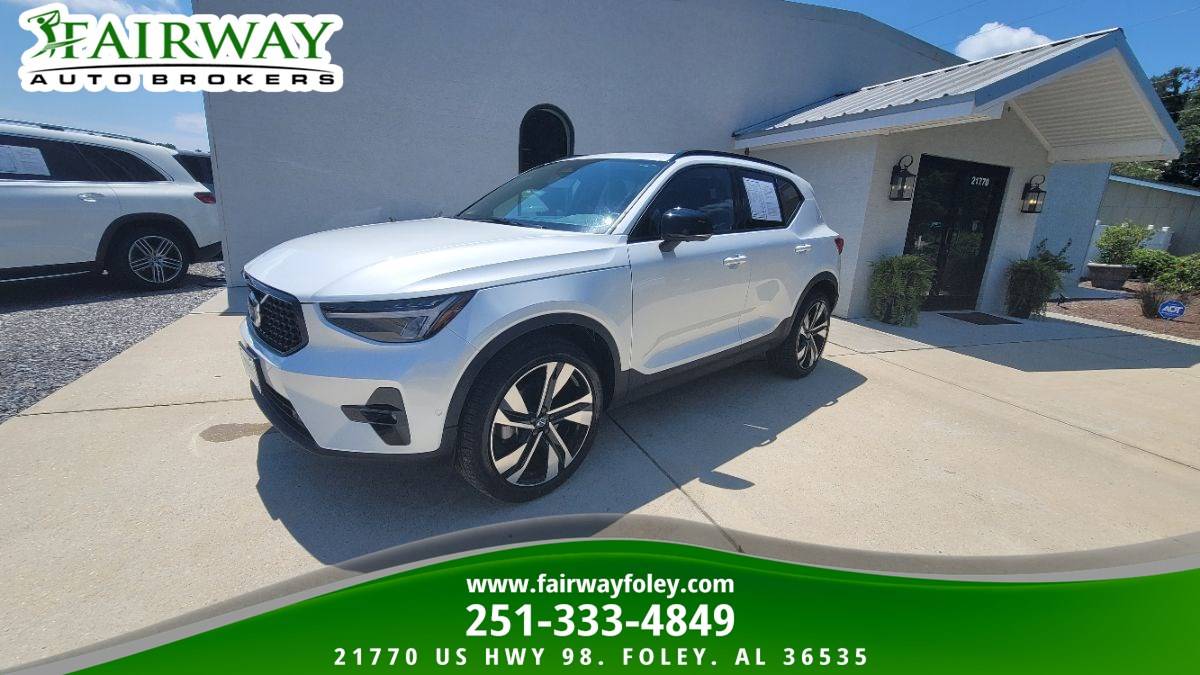 2024 Volvo XC40 B5 Plus Dark Theme