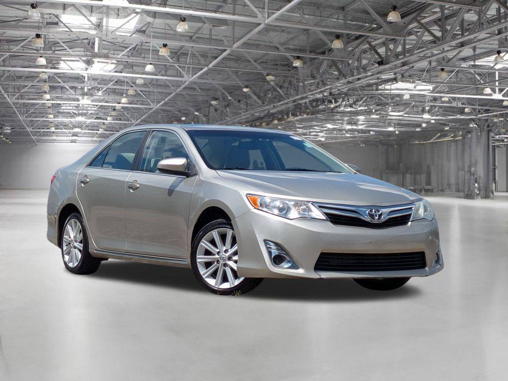 2014 Toyota Camry SE V6 — Sedan — 132,044 mi — Palatine, IL
