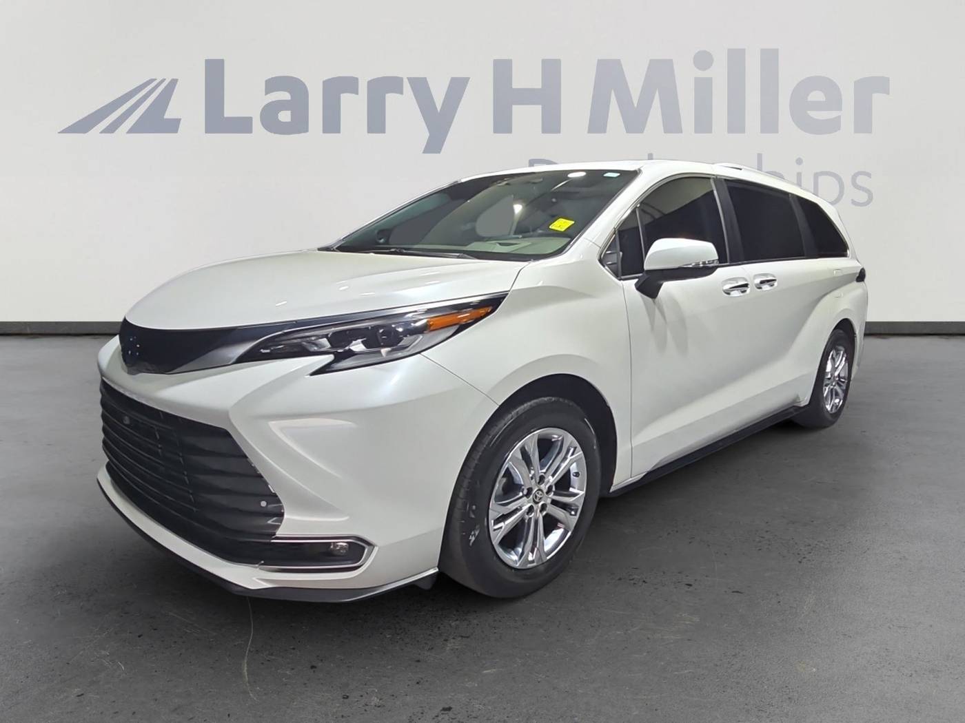 2023 Toyota Sienna Platinum — Minivan — 32,219 mi — Mesa, AZ