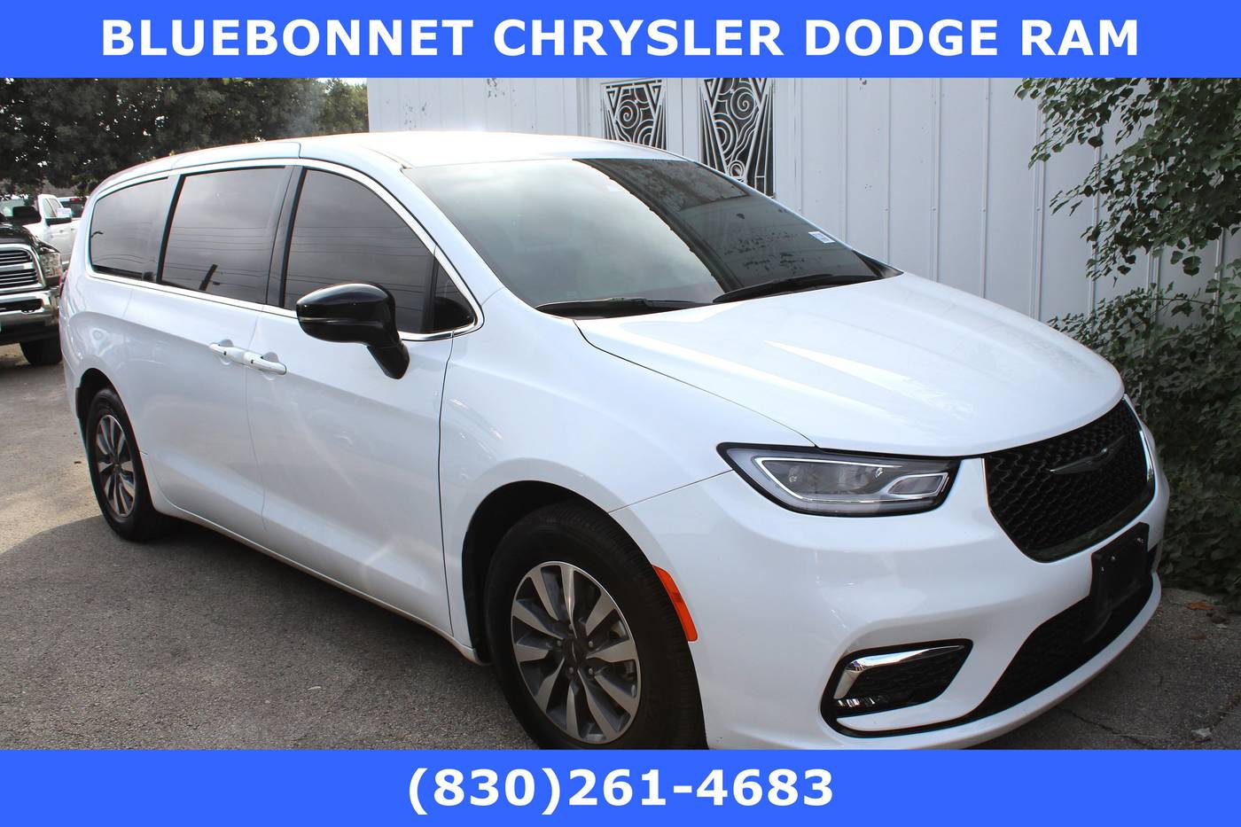 2024 Chrysler Pacifica Hybrid Select — Minivan — 13,692 mi — New Braunfels, TX