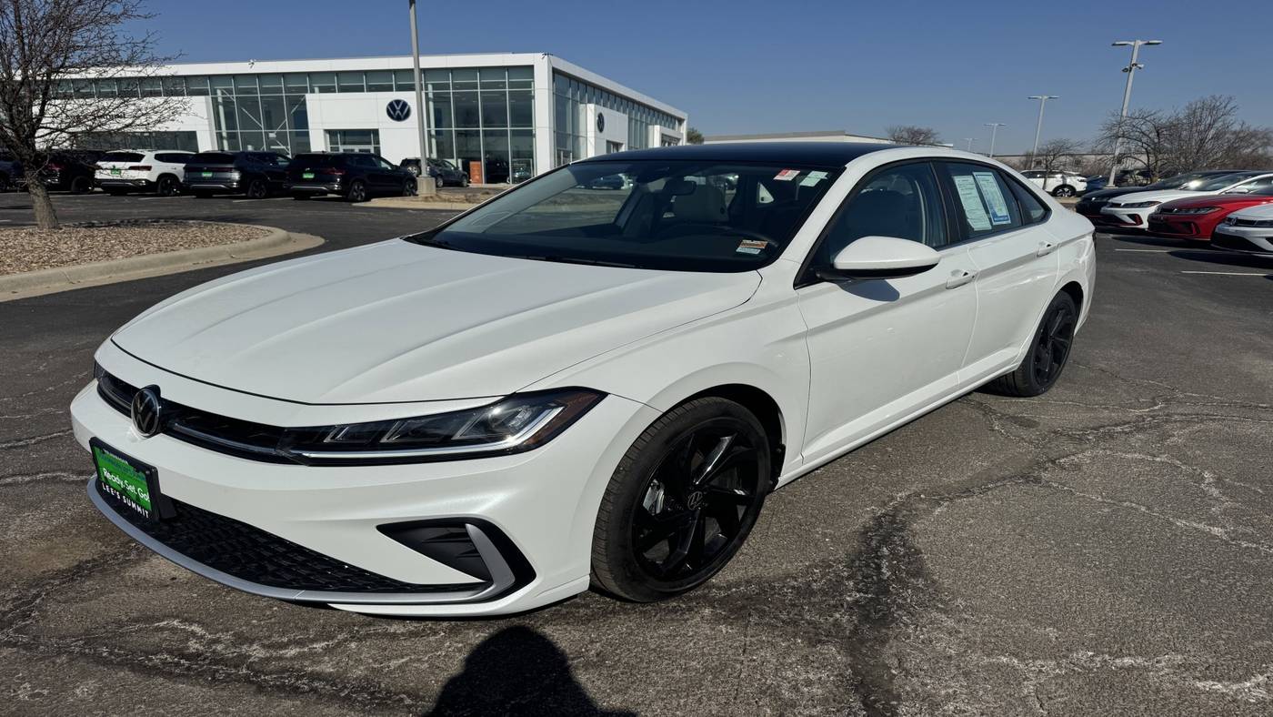 2025 Volkswagen Jetta SE — Sedan — 5,849 mi — Lee's Summit, MO
