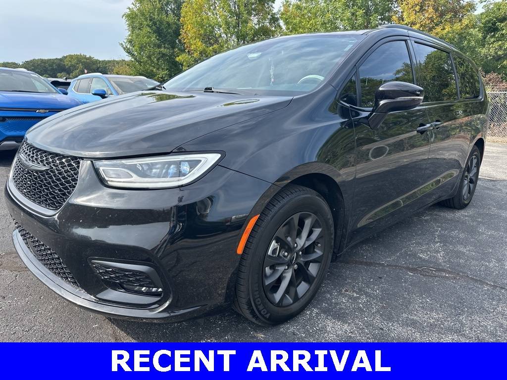2021 Chrysler Pacifica Touring — Minivan — 65,660 mi — Merrillville, IN