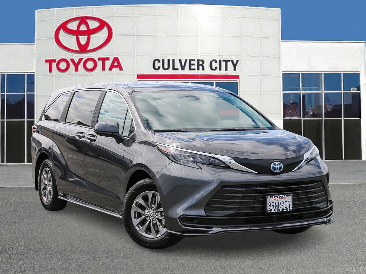 2025 Toyota Sienna LE — Minivan — 34 mi — Culver City, CA