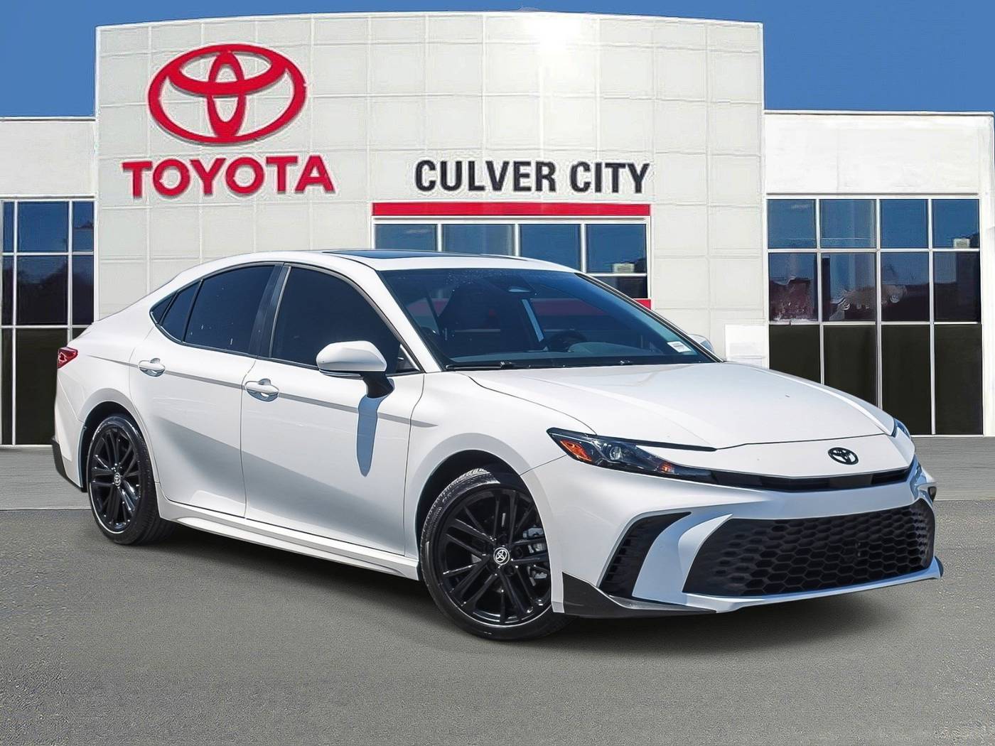 2025 Toyota Camry Hybrid SE — Sedan — 14,988 mi — Culver City, CA