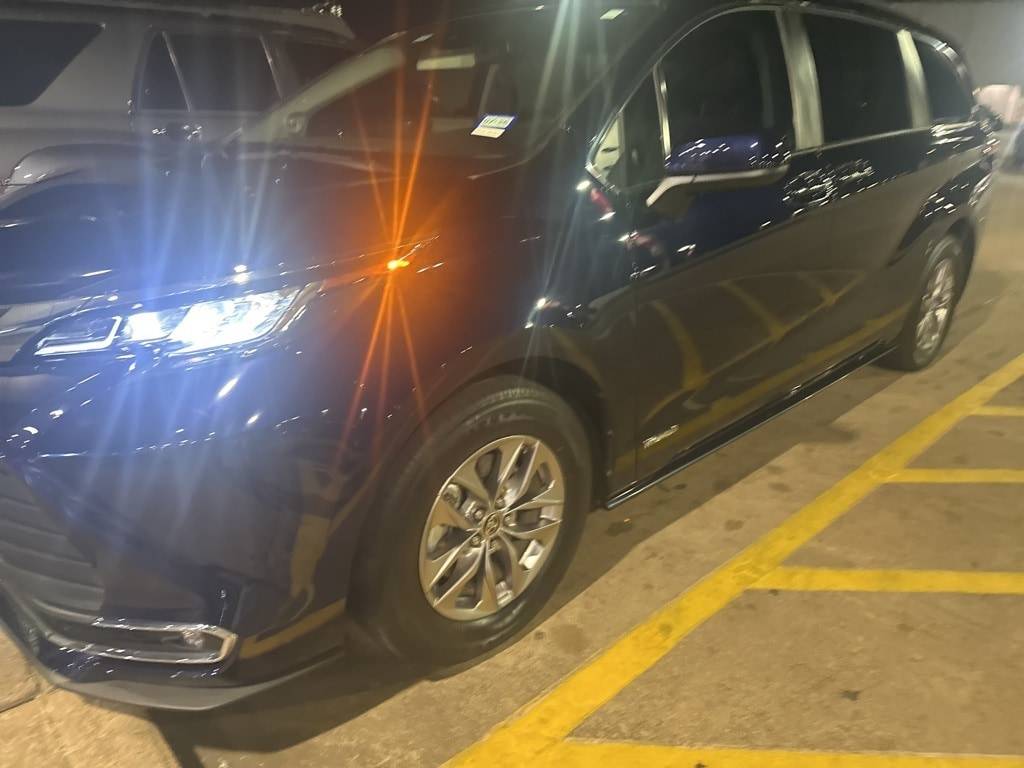 2021 Toyota Sienna XLE — Minivan — 16,096 mi — Houston, TX