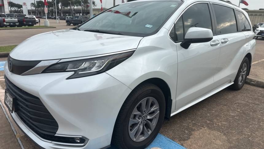 2022 Toyota Sienna XLE — Minivan — 48,459 mi — Houston, TX