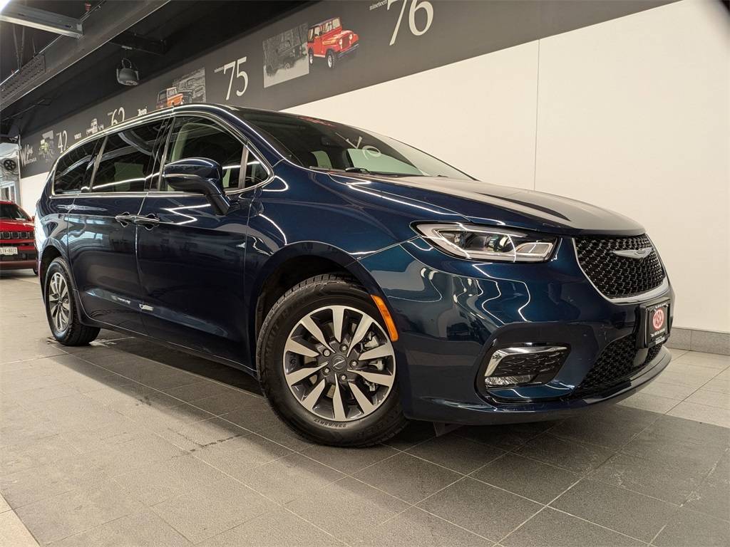 2022 Chrysler Pacifica Hybrid Touring L — Minivan — 20,945 mi — Elmsford, NY