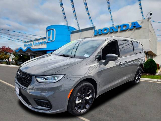 2022 Chrysler Pacifica Touring L — Minivan — 45,381 mi — Lakewood, NJ