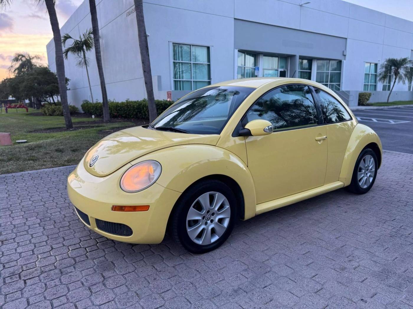 2009 Volkswagen New Beetle S — Hatchback — 160,000 mi — Miami, FL