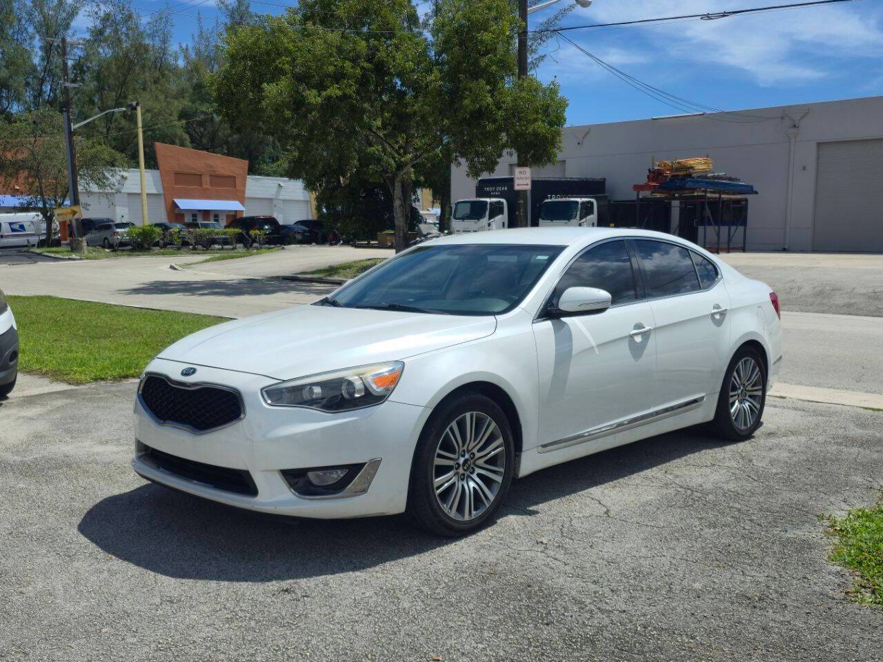 2016 Kia Cadenza Base — Sedan — 99,999 mi — Hallandale Beach, FL