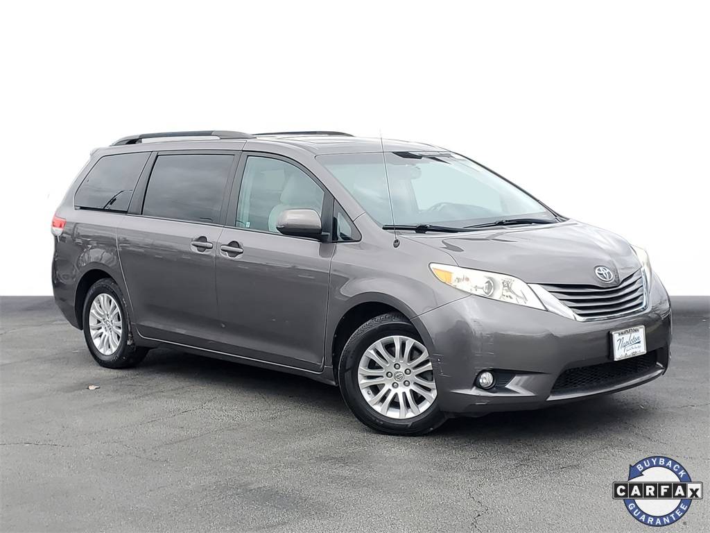 2013 Toyota Sienna XLE — Minivan — 87,828 mi — Calumet City, IL