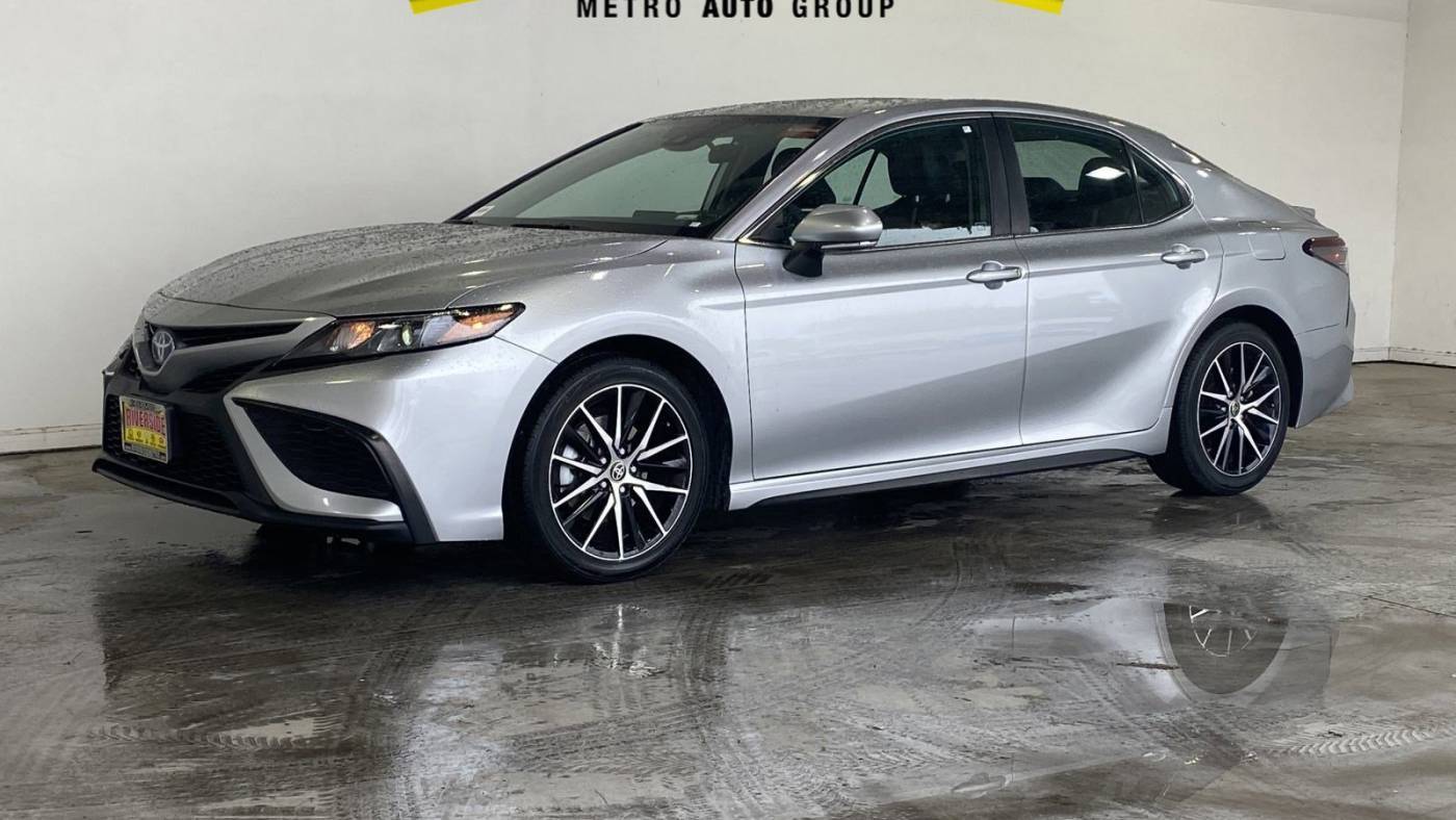 2022 Toyota Camry Hybrid SE — Sedan — 15,119 mi — Riverside, CA