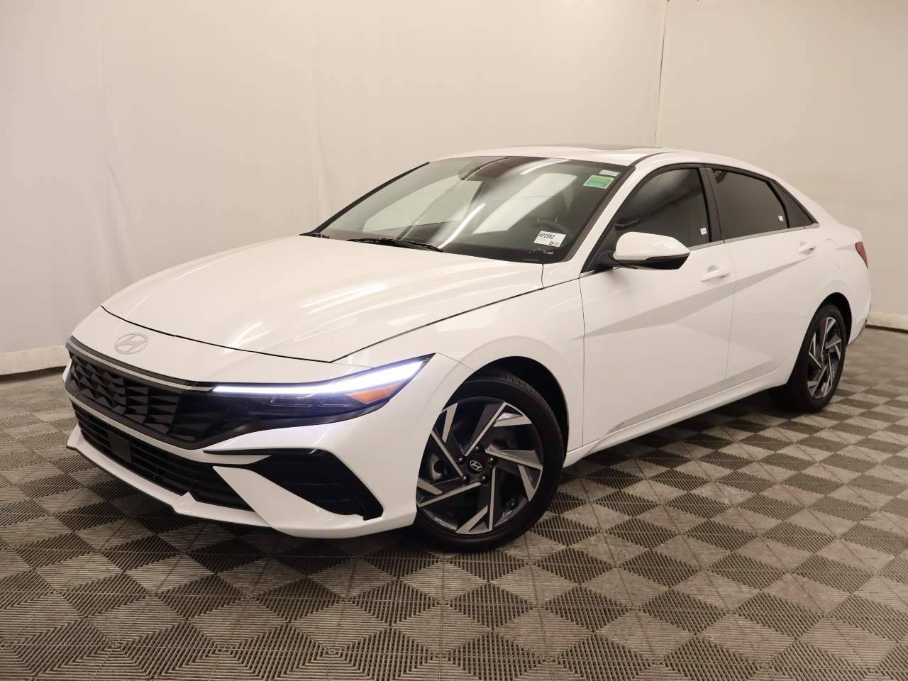 2025 Hyundai Elantra Limited — Sedan — 4,796 mi — Scottsdale, AZ