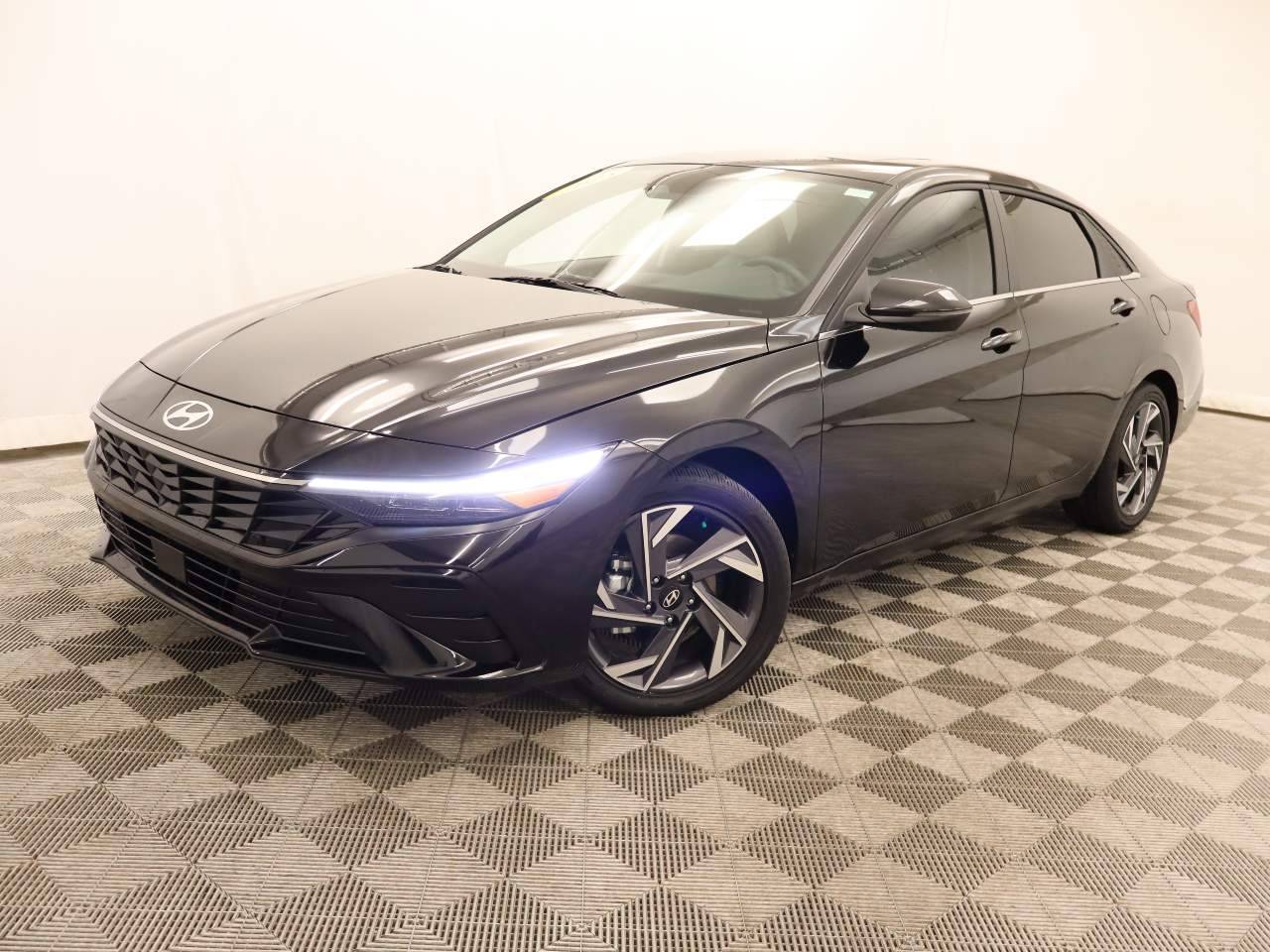 2025 Hyundai Elantra Hybrid Limited — Sedan — 4,050 mi — Scottsdale, AZ