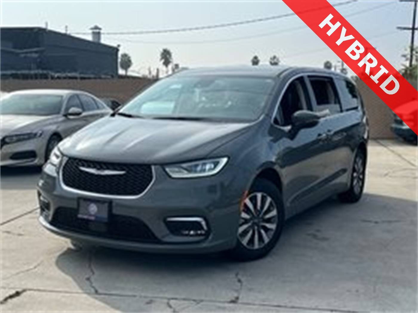 2023 Chrysler Pacifica Hybrid Touring L — Minivan — 19,192 mi — Sunnyvale, CA