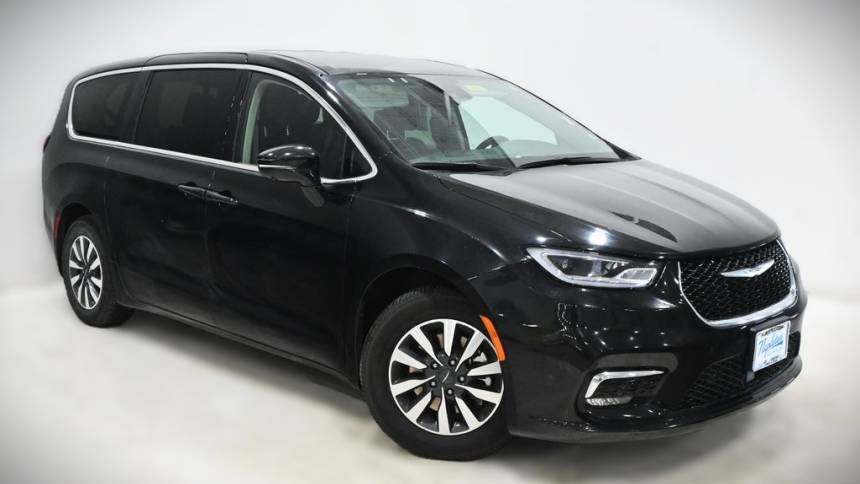 2022 Chrysler Pacifica Hybrid Touring L — Minivan — 69,677 mi — Lansing, IL