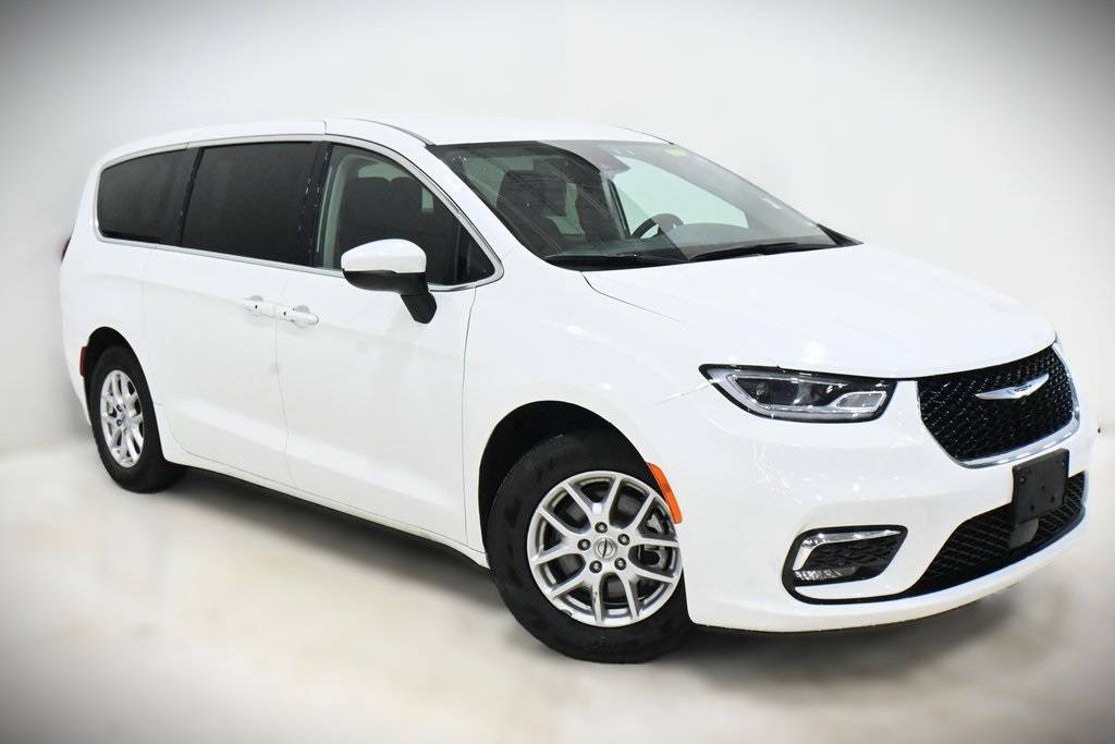 2023 Chrysler Pacifica Touring L — Minivan — 64,385 mi — Lansing, IL