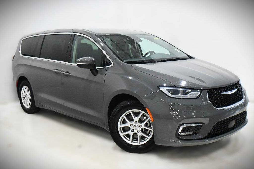 2023 Chrysler Pacifica Touring L — Minivan — 65,927 mi — Lansing, IL