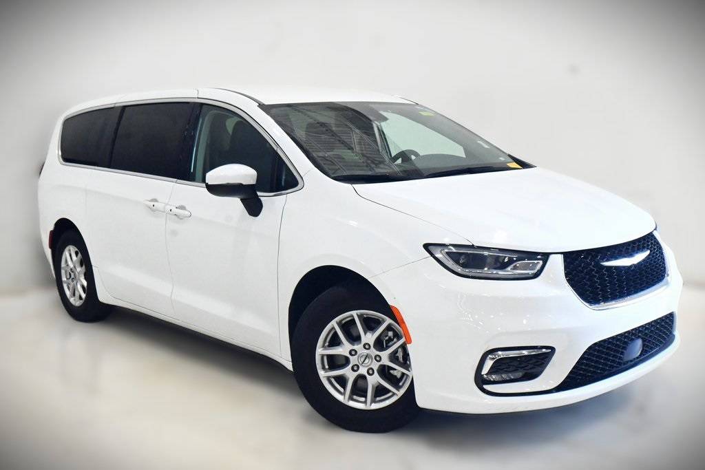 2023 Chrysler Pacifica Touring L — Minivan — 68,968 mi — Lansing, IL