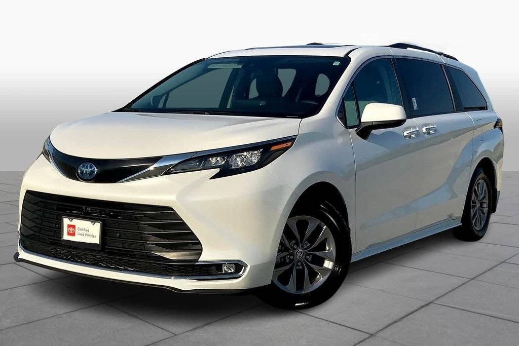 2025 Toyota Sienna XLE — Minivan — 5,482 mi — Ballwin, MO
