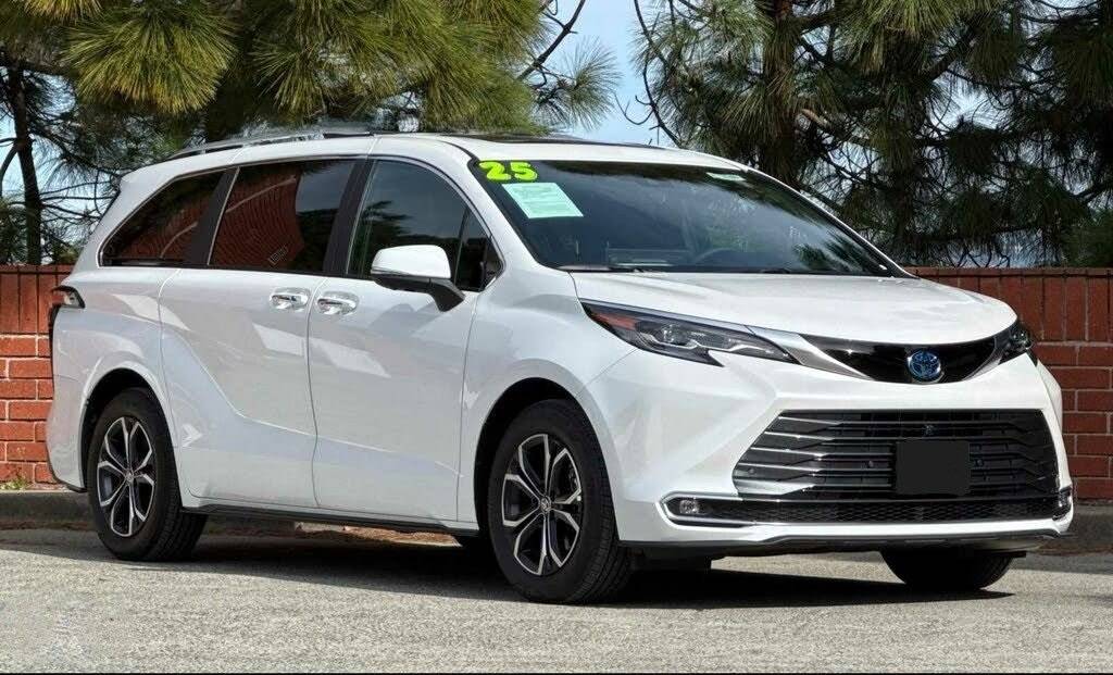 2025 Toyota Sienna Platinum — Minivan — 6,811 mi — Ballwin, MO