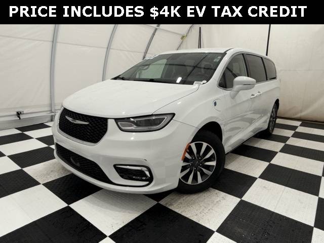 2022 Chrysler Pacifica Hybrid Touring L — Minivan — 70,233 mi — Seattle, WA