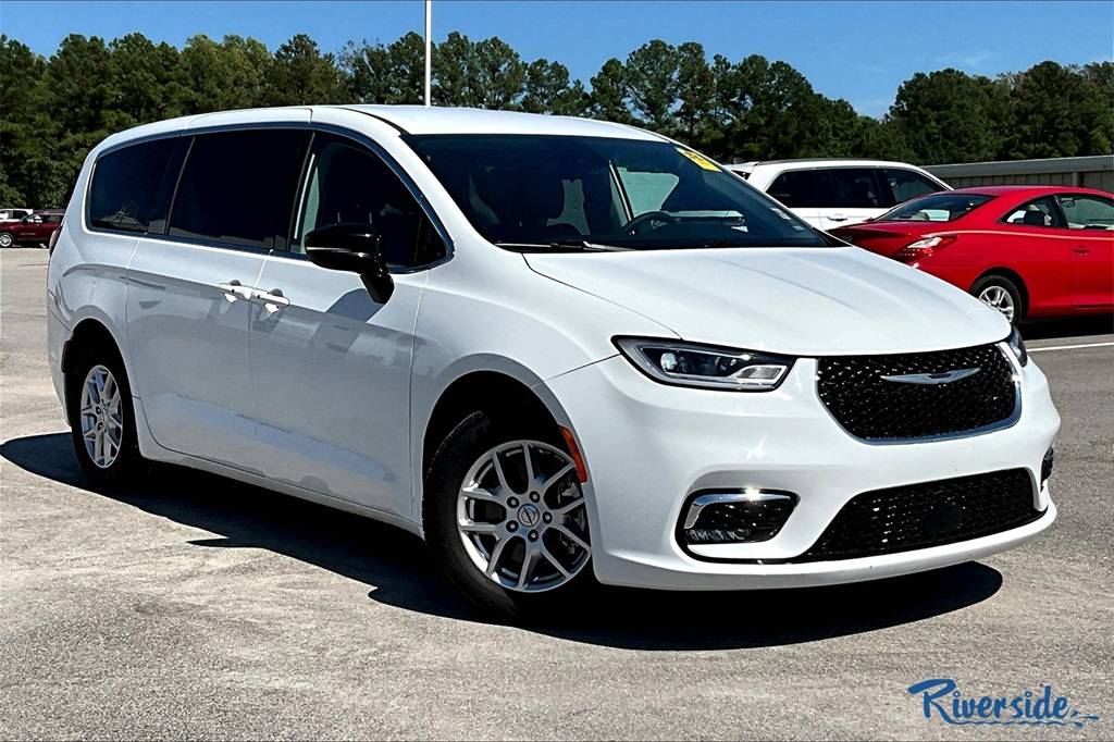2024 Chrysler Pacifica Touring L — Minivan — 42,121 mi — New Bern, NC