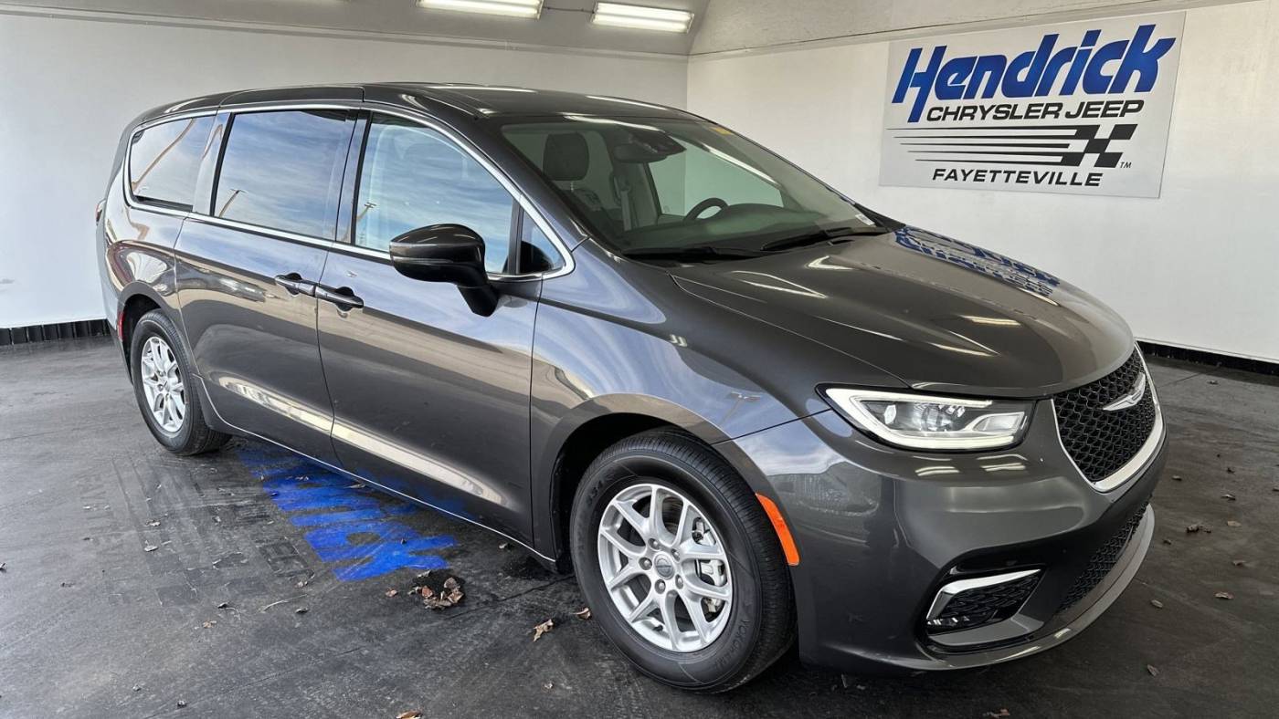 2023 Chrysler Pacifica Touring L — Minivan — 13,683 mi — Fayetteville, NC