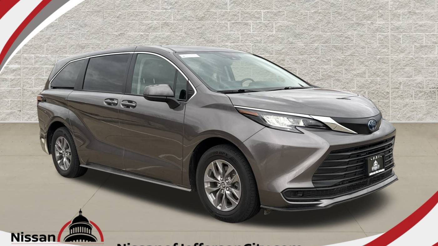 2022 Toyota Sienna LE — Minivan — 37,829 mi — Jefferson City, MO