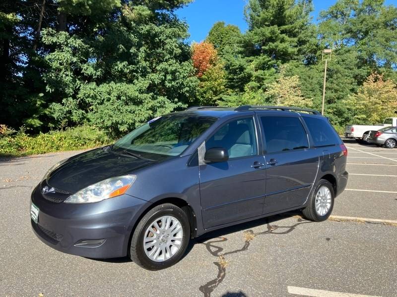 2010 Toyota Sienna LE — Minivan — 94,929 mi — Tyngsboro, MA