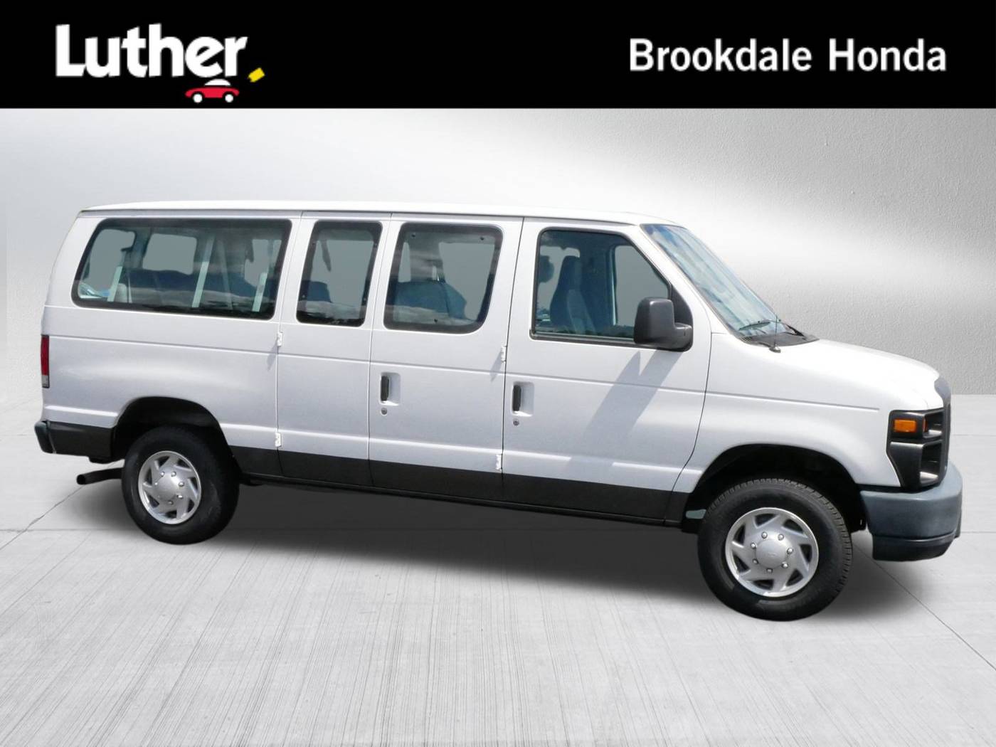 2014 Ford Econoline Wagon E-350 Super Duty XL — Passenger Van — 33,482 mi — Brooklyn Center, MN
