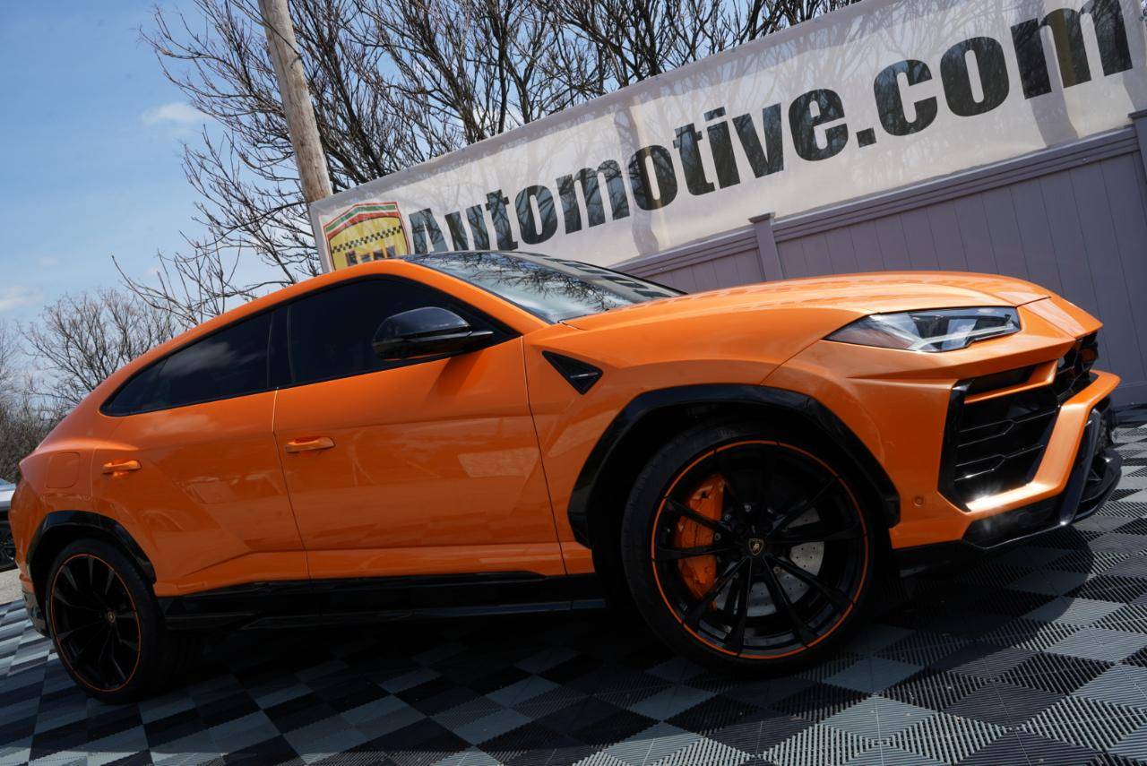 2022 Lamborghini Urus Pearl Capsule
